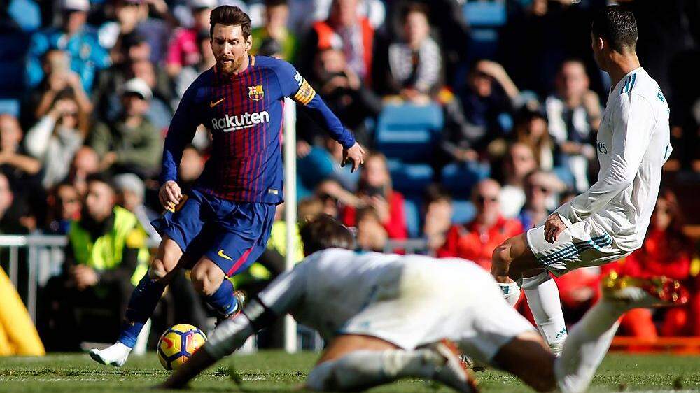 Lionel Messi spielt ohne Schuh weiter