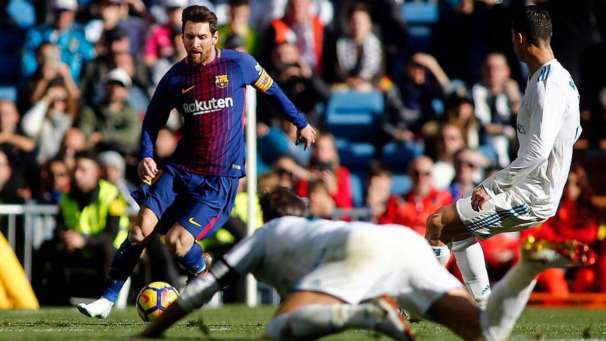 Lionel Messi spielt ohne Schuh weiter