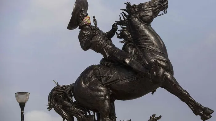 Nicht ohne meinen Mund-Nasen-Schutz! Weltweit werden Statuen zu Maskenträgern umfunktioniert. So auch hier in Mexiko die Statute des mexikanischen Sängers und Schauspielers Pedro Infante.