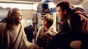 
Schauspieler Liam Neeson (links; Jedi Master Qui-Gon Jinn) mit Jake Lloyd (Mitte; Anakin Skywalker) und Ewan McGregor (rechts; Obi-Wan Kenobi) in einer Szene des Films.