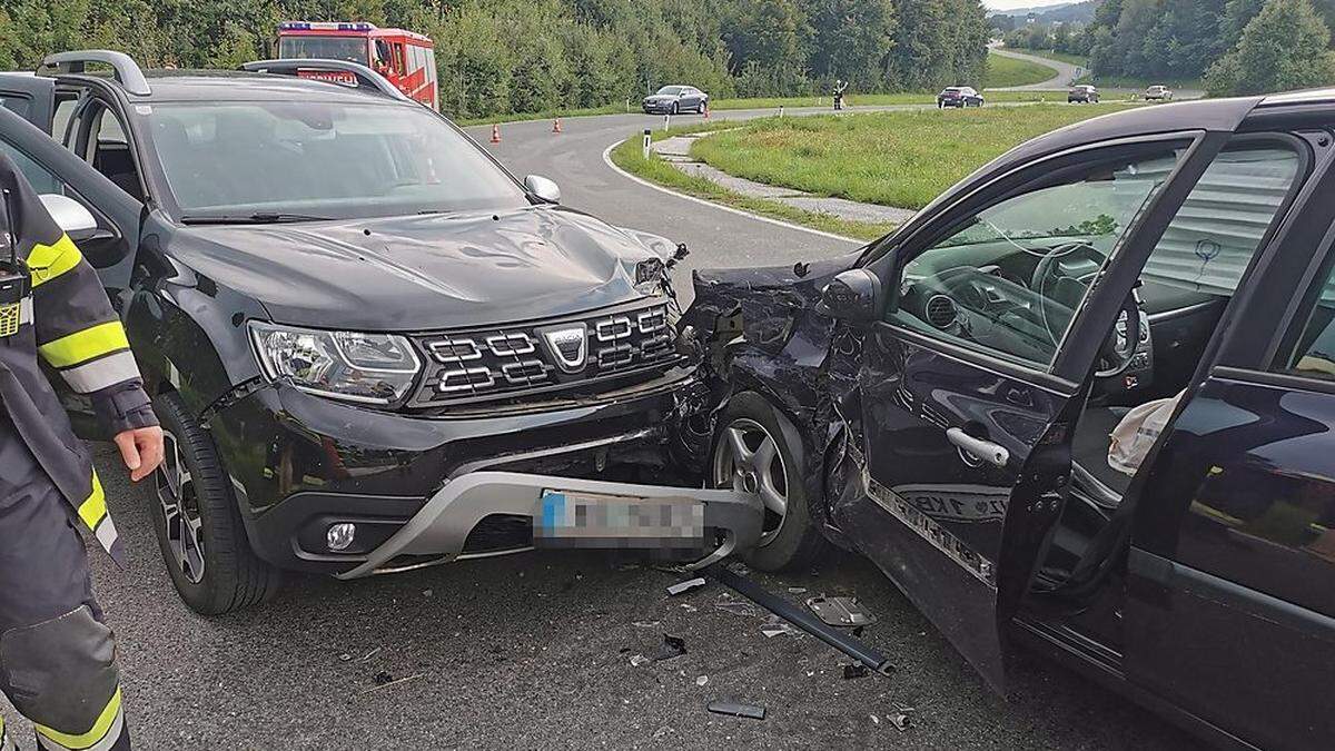 Die beiden Pkw wurden stark beschädigt