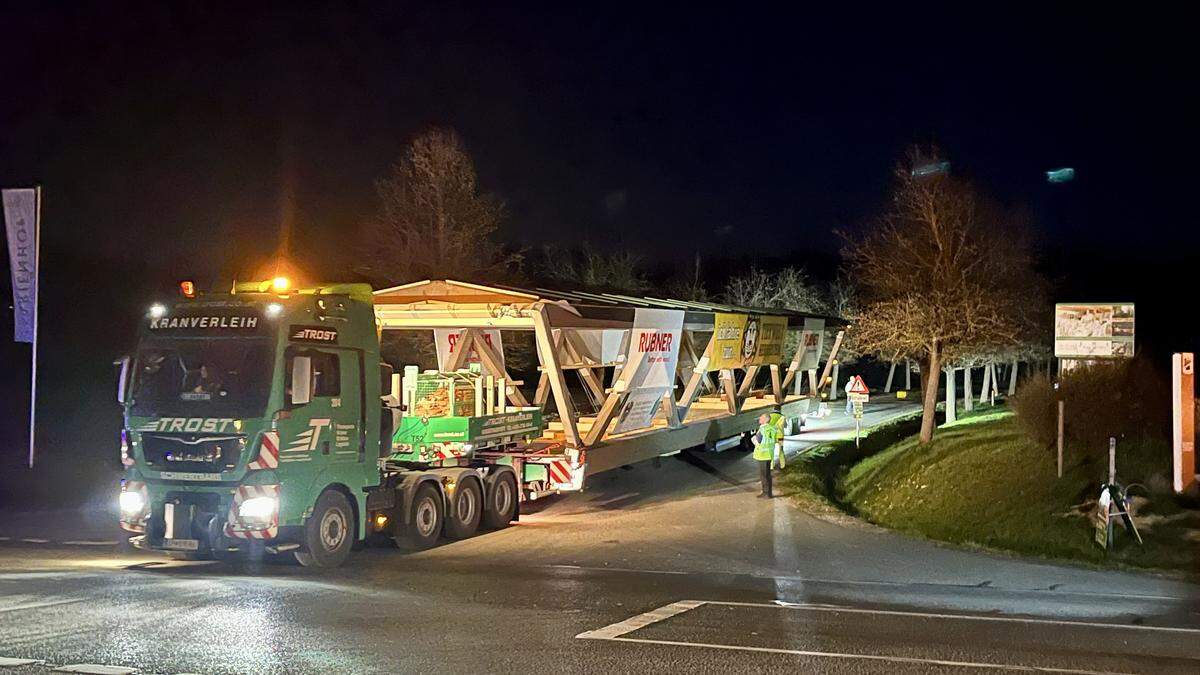 Im Rückwärtsgang ging es für die 24 Meter lange Brücke in Richtung Zwischenstation beim Marienhof