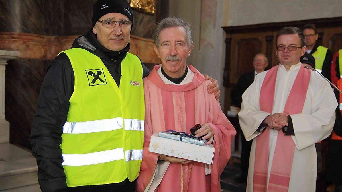 Den zehnten Adventlauf richtet Organisator Alfred Gert unter anderem in memoriam Kaplan Reinhold Kindler (Mitte) statt