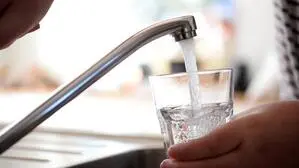 Ein Wasserhahn aus dem Wasser fließt 