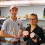 Ein Mann und eine Frau halten Würste in der Hand 