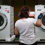 Für Waschmaschinen müssen Konsumentinnen und Konsumenten in allen Shops mehr zahlen