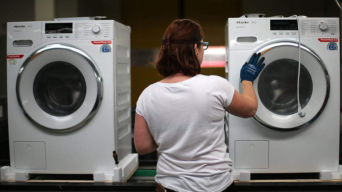 Für Waschmaschinen müssen Konsumentinnen und Konsumenten in allen Shops mehr zahlen
