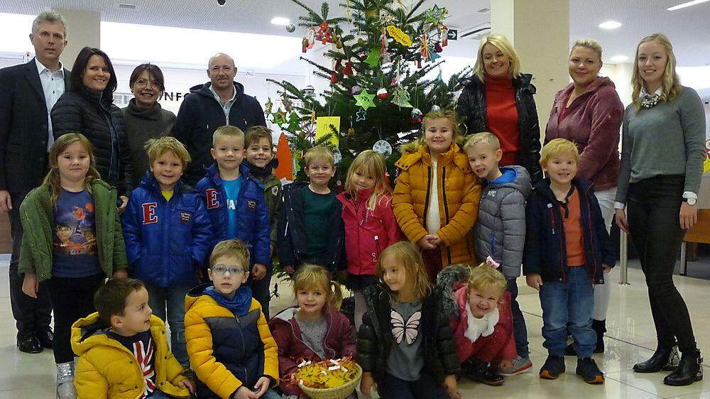 Die Kleinen des Kindergarten Pistorf brachten ihre Bastelstücke für den ganz besonderen Christbaum