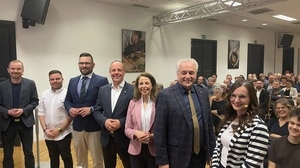 Redakteur Thomas Wieser, Karl Reisenhofer (Neos), Harald Lembacher (FPÖ), Christoph Stark (ÖVP), Katharina Schellnegger (Grüne), Erwin Kohl (SPÖ) und Redakteurin Nicole Stranzl bei der Diskussion in Gleisdorf