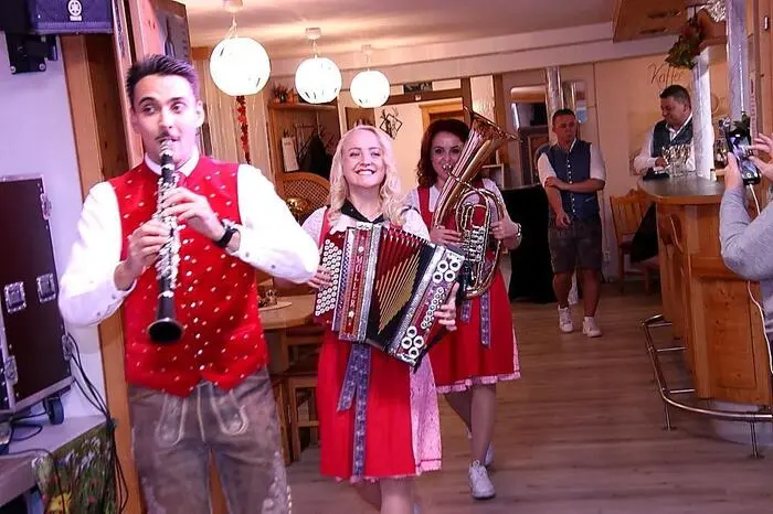 Die Geschwister Scharf sind ob ihrer Spielweise – ohne Verstärker und mitten im Publikum – auch in der Lipizzanerheimat gern gesehene Gäste bei Bällen und Festen aller Art.
