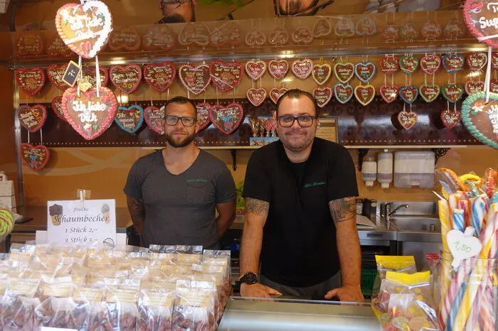 Stefan und David Ü. aus Frohnleiten:"Bisher merken wir eher keinen Unterschied zu den anderen Jahren. Die Maßnahmen sind für uns kein Problem, Abstand zu den Kunden halten wir ja automatisch und wir haben Desinfektionsmittel zur Verfügung gestellt. Aber die Unsicherheit, welche Kirtage und Street-Food-Festivals stattfinden werden und welche nicht, die nagt an uns."