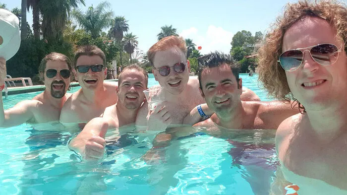 Vor dem Auftritt genossen die Musikanten die Zeit im Pool, spätnachts ging es auf der Bühne vor Tausenden Maturanten so richtig ab