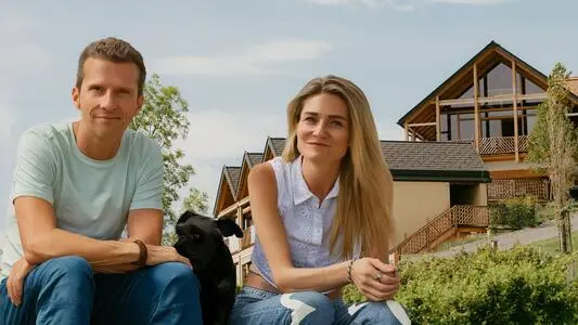 Thomas Fluch und Denise Pachleitner vor dem „Fräulein Leni“ – gemeinsam gestalten sie den Neustart des Boutiquehotels