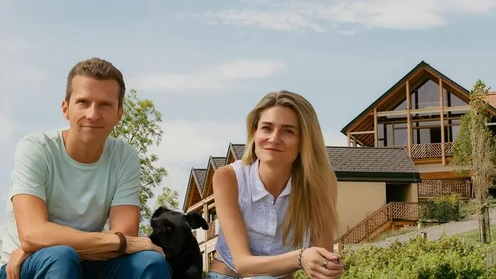 Thomas Fluch und Denise Pachleitner vor dem „Fräulein Leni“ – gemeinsam gestalten sie den Neustart des Boutiquehotels