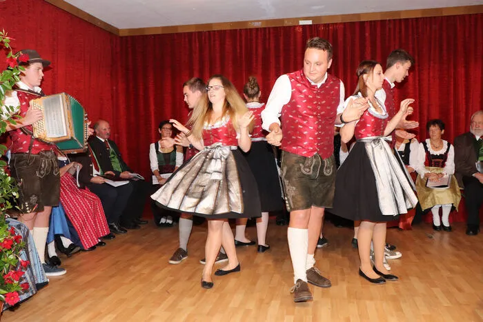 Die "Landjugend St. Nikolai" unter ihrem Obmann Gregor Kohlweg und der Leiterin Isabell Rebenig tanzten flott auf!