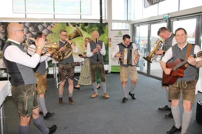 Musikalisch verwöhnt wurden die Besucher von der MoosBrass-Tanzlmusi und der Ligister Schülcherleitnmusi. Auch Weinhoheit Magdalena Niederl zeigte sich von der Veranstaltung begeistert und gratulierte allen Beteiligten zum Erfolg.