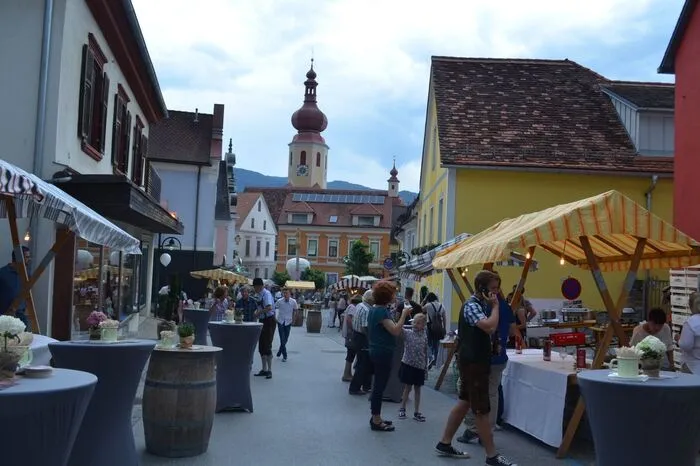 Ihr Durchhaltevermögen wurde belohnt. Bald lichtete sich der Himmel und die Besucher konnten das Angebot in Ruhe genießen.