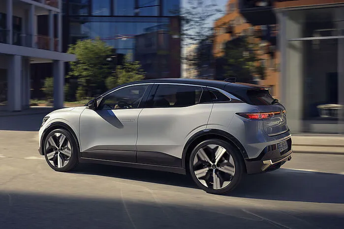 Der Mégane wird in zwei Varianten zu haben sein: Bei ersterer spult der Elektromotor eine Leistung von bis zu 96 kW (130 PS) und maximale 250 Newtonmeter Drehmoment ab und kommt mit ihrer 40-kWh-Batterie bis zu 300 Kilometer weit. Bei zweiterer sind es 160 kW (218 PS) und 300 Newtonmeter, gespeist aus einem Akku mit einer Kapazität von 60 kWh und bis zu 470 Kilometern Reichweite.