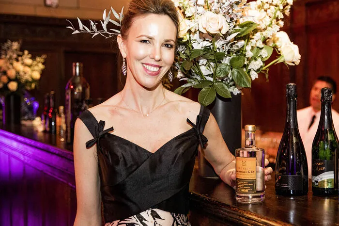Silvia Frieser, Organisatorin vom „Viennese Opera Ball“ in New York, mit einer Flasche „Lavanttaler Gin“ aus der Manufaktur Müller.
