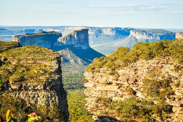 Rund 400 Kilometer westlich von Salvador lockt Chapada Diamantina, ein prächtiger Nationalpark mit Tafelbergen, Wasserfällen und Tropfsteinhöhlen. Wo früher Diamantensucher nächtigten, genießt man heute kolonialen Charme in Hängematten im schattigen Innenhof.