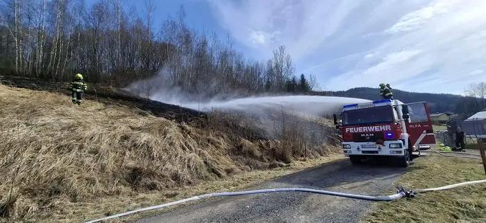 Der Akku setzte die Wiese neben der Straße in Brand