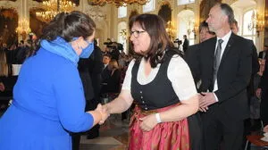 Bezirkshauptfrau Olga Reisner und Berta Staller, neue Bürgermeisterin von Ainet