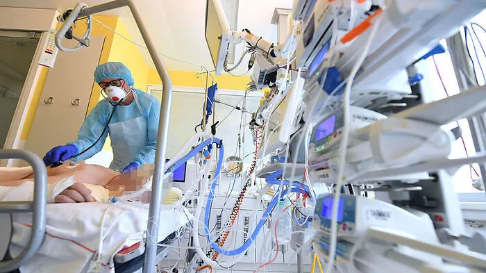 Es ist falsch, dass hauptsächlich Geimpfte auf den Intensivstationen liegen, der überwiegende Großteil der Patienten ist nicht oder nicht vollständig geimpft