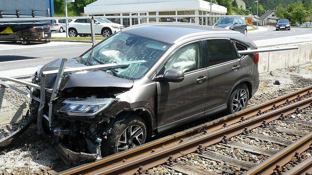 Bei einem Verkehrsunfall im Bezirk Wiener Neustadt-Land hat sich am Dienstag eine Eisenstange in bzw. durch ein Auto gebohrt