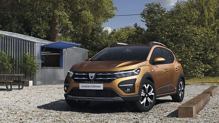 Weil die Frage als erste kommen wird: Nein, die Preise für die dritte Generation des Dacia Sandero stehen noch nicht fest. Wiewohl man davon ausgehen darf, dass er wohl wieder ein Preisbrecher sein wird.