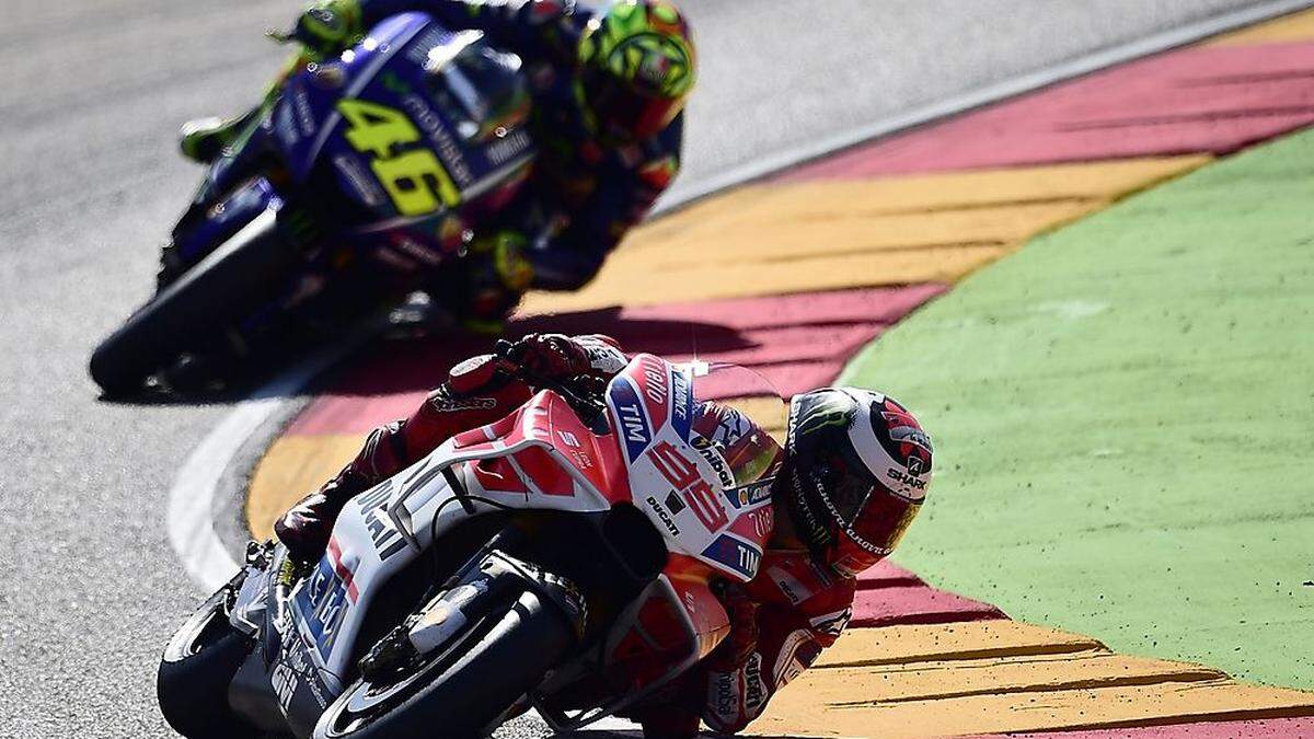 Valentino Rossi (hinten) klebte Jorge Lorenzo dicht an den Fersen