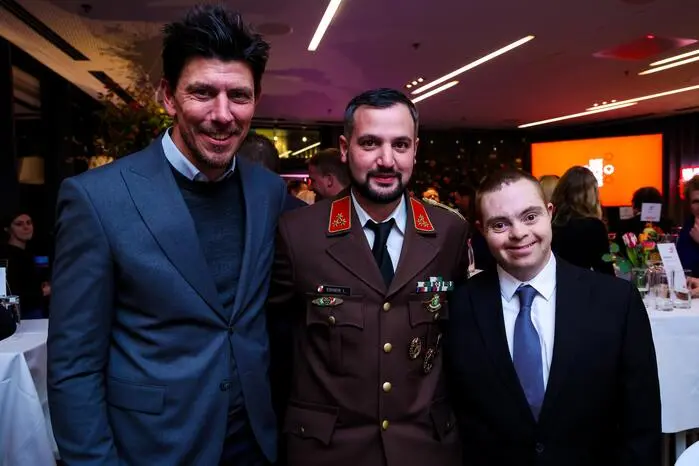 Andreas Prückler (Kleine Zeitung) mit den beiden Nominierten Lukas Ebner und Patrick Wöls