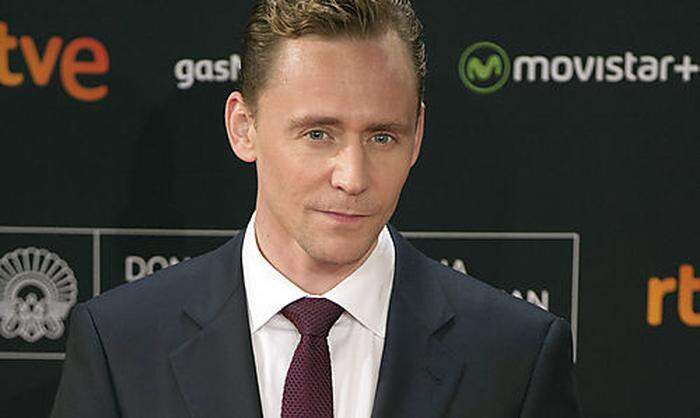Anzug und Blicken sitzen schon einmal: Tom Hiddleston