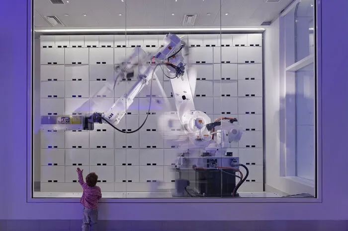 Sollten Sie Ihr Gepäck im Yotel Hotel New York zwischenlagern müssen, kümmert sich der futuristische Gepäckaufbewahrungs-Roboter “Yobot” in der Lobby um Ihre Gepäckstücke. Gekonnt bringt der Roboter mit seinem Gelenkarm hinter Sicherheitsglas die Koffer zielsicher in einem der 133 Schließfächer der Aufbewahrung unter. Und wie kriegen Sie Ihren Koffer zurück? Ganz einfach: Beim Abgeben erhalten Sie einen Barcode ausgedruckt, den Sie beim Abholen nur einscannen müssen.Weitere Infos unter: www.travelcircus.de