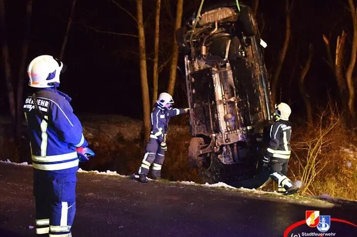 In Pinkafeld wurde die Stadtfeuerwehr am Abend des 8. Dezember von der Feuerwehr Wiesfleck zu einer Fahrzeugbergung nach einem Verkehrsunfall nachalarmiert.