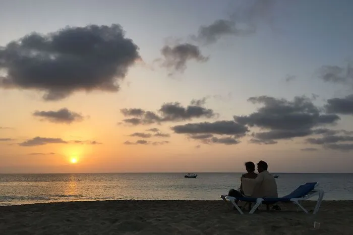 3. Sonnenuntergang genießen Im Alltag macht man es viel zu selten: Sich Zeit für die wirklich wichtigen Dinge zu nehmen. Was gibt es Schöneres, als der Sonne zuzusehen, wie sie langsam im Atlantik versinkt? Dabei den noch warmen Sand unter den Füßen spüren und einfach kurz innehalten. Unbedingt ausprobieren! ;)
