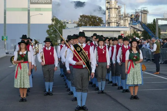 Elf Musikkapellen traten auf dem Werksparkplatz an.