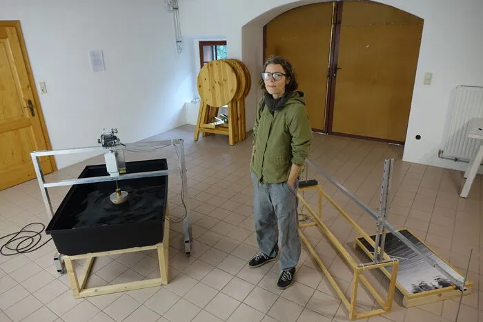 Ulrike Königshofer im KOMM.ST-LAB | Ulrike Königshofer mit ihrer Installation "Cast of Water" im KOMM.ST-LAB. Eröffnet wird KOMM.ST 21 am Samstag, 28. August, um 19 Uhr im KOMM.ST-LAB (Hauptplatz in Anger). Königshofer hat Wellenbewegungen am Bodensee mit einem Sensor aufgezeichnet und überträgt diese nun in eine Wanne mit Wasser. "Mich interessiert am meisten der Prozess, wie etwas entsteht", sagt sie. An diesem Eröffnungsabend wird auch der Ausstellungskatalog 10 Jahre KOMM.ST präsentiert.