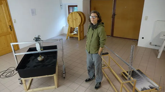 Ulrike Königshofer mit ihrer Installation "Cast of Water" im KOMM.ST-LAB. Eröffnet wird KOMM.ST 21 am Samstag, 28. August, um 19 Uhr im KOMM.ST-LAB (Hauptplatz in Anger). Königshofer hat Wellenbewegungen am Bodensee mit einem Sensor aufgezeichnet und überträgt diese nun in eine Wanne mit Wasser. "Mich interessiert am meisten der Prozess, wie etwas entsteht", sagt sie. An diesem Eröffnungsabend wird auch der Ausstellungskatalog 10 Jahre KOMM.ST präsentiert.