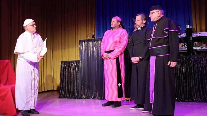 Seit der Gründung 1978 ist Peter Graf als Mitglied bei den Lavamünder Faschingsnarren dabei. Heuer als Papst mit den drei Priestern (v.li.)Werner Gollner, Gerd Kapeller und Karl Hoffmann.