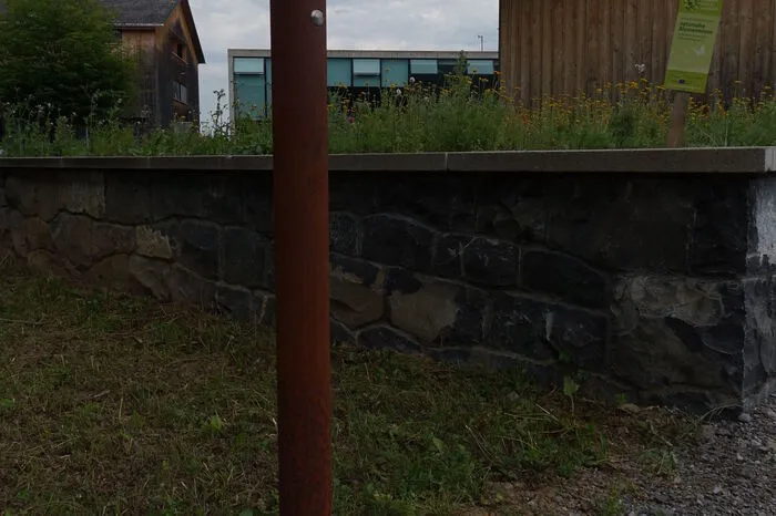 Wer sich näher für die architektonischen Besonderheiten im Bregenzerwald interessiert, kann diese bei insgesamt 12 "Umgängen" näher erkunden. Rostfarbige Stelen weisen den Weg  und werfen Fragen auf, die der Besucher anhand von Zusatzinfos beantworten kann, die er in einer App oder auf Faltkärtchen findet.