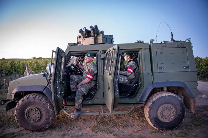Mit Wärmebildkameras und Ferngläsern wird das Grenzgebiet unter Beobachtung gehalten