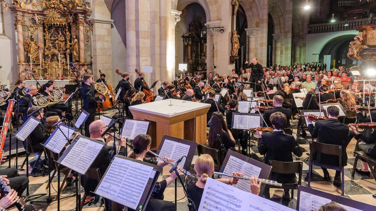 70 Instrumentalistinnen und Instrumentalisten sorgten beim Orchesterkonzert AIMS für ein pompöses Klangereignis