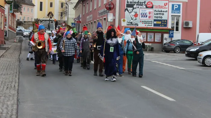 Die Marktmusikkapelle fürhte den Umzug in Kaindorf an.