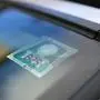 Auf dem Bild sieht man die Windschutzscheibe eines Autos, auf der ein Maut- oder Umweltvignetten-Aufkleber angebracht ist.