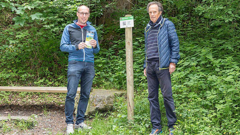 Naturfreunde-Obmann Johann Feier (r.) und Sportreferent Christian Mayer bei der Erstbegehung des neuen Wohlfühlweges