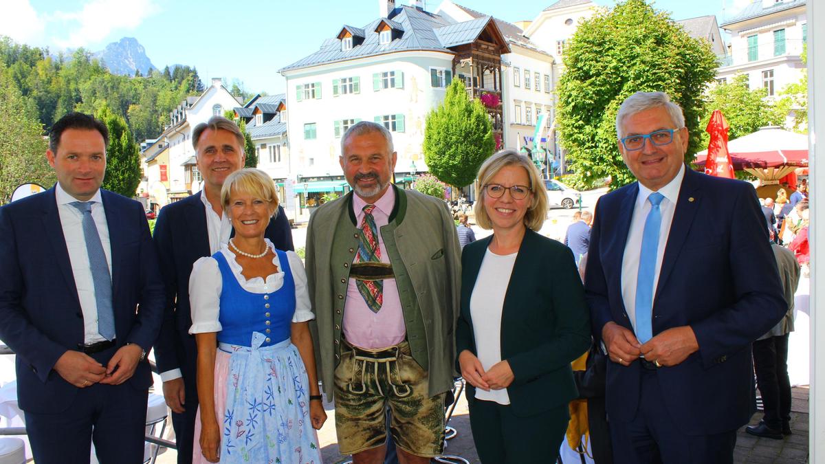 Landwirtschaftsminister Norbert Totschnig, Bernd Fislage, CEO der Kommunalkredit, Bad Aussees Vizebürgermeisterin Waltraud Huber-Köberl, Bürgermeister Franz Frosch, Umweltministerin Leonore Gewessler und Gemeindebundchef Alfred Riedl vor zwei Jahren in Bad Aussee