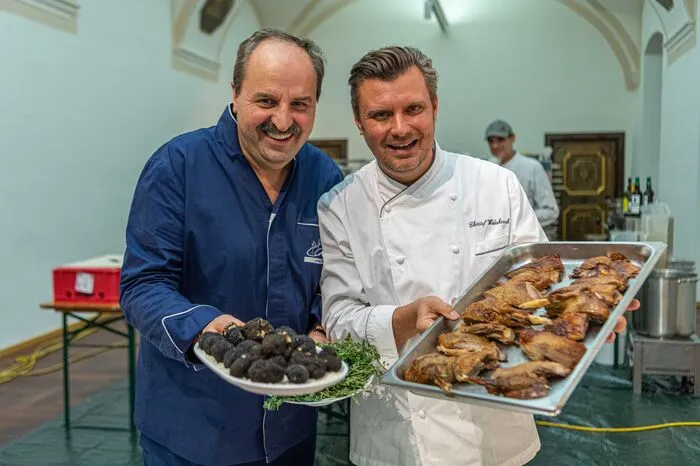 Hinter den Kulissen: Johannes Lafer und Christof Widakowich, die dann beide im Laufe des Abends bei Kurzauftritten ihre Kreationen erklärten