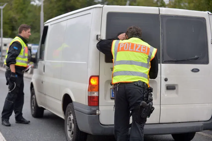 Angesichts des großen Zustroms an Flüchtlingen kündigt Deutschland die Einführung von Grenzkontrollen zu Österreich an. Damit steigt der Migrationsdruck auf Österreich.