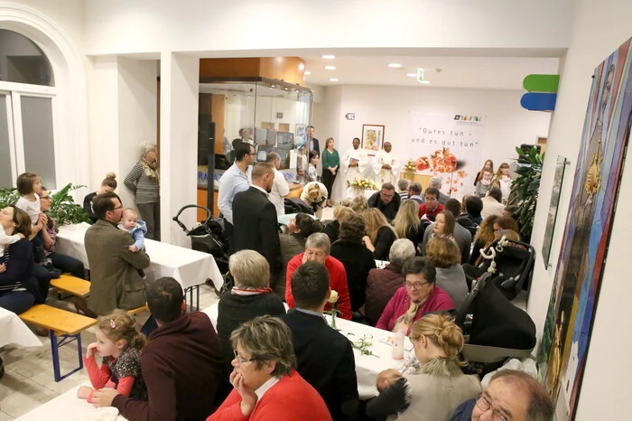 Mitten unter den 120 Kindern gesehen wurden unter anderen das St. Veiter Krankenhaus-Direktoren-Duo Michael Steiner und Manfred Kraßnitzer, Oberarzt Benedikt Nielsen, Pflegedirektorin Christine Schaller-Maitz, die leitende Hebamme Bettina Steindorfer, Krankenhaus-Seelsorgeleiter Helmut Writzl sowie zahlreiche Mütter, Väter und Großeltern der jungen Erdenbürger, die aus ganz Kärnten angereist kamen. 