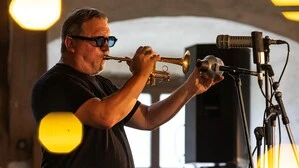 Denkwürdiger Auftritt zum Auftakt: Trompeter Rob Mazurek